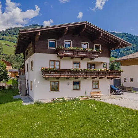 Strasshof Apartment *